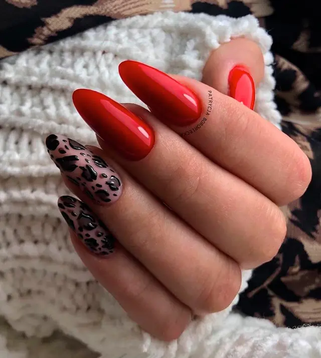 Роскошный красный маникюр с леопардовым принтом на длинных ногтях