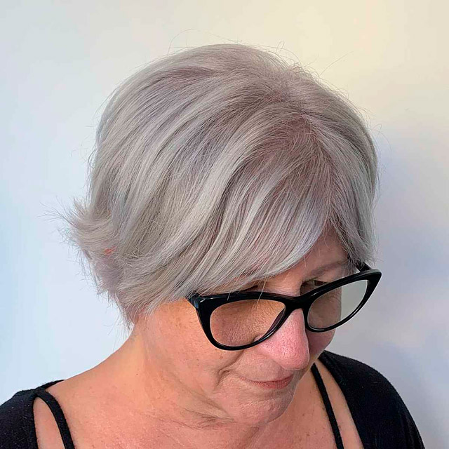 Короткая прическа с челкой занавеской для женщин в возрасте и очках