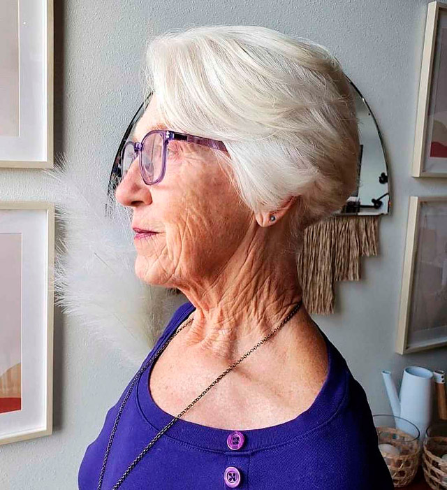 Женщина с короткой многослойной стрижкой на седых волосах