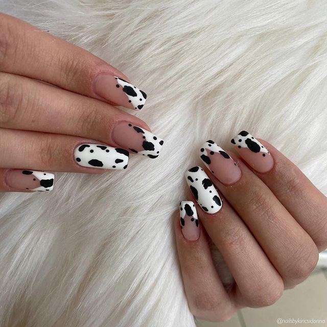 Белый маникюр с коровьим принтом на длинных квадратных ногтях