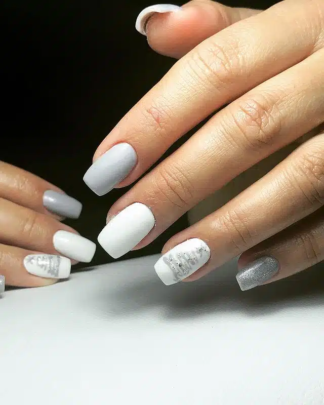 Белый маникюр с принтом и блестками на квадратных ногтях средней длины