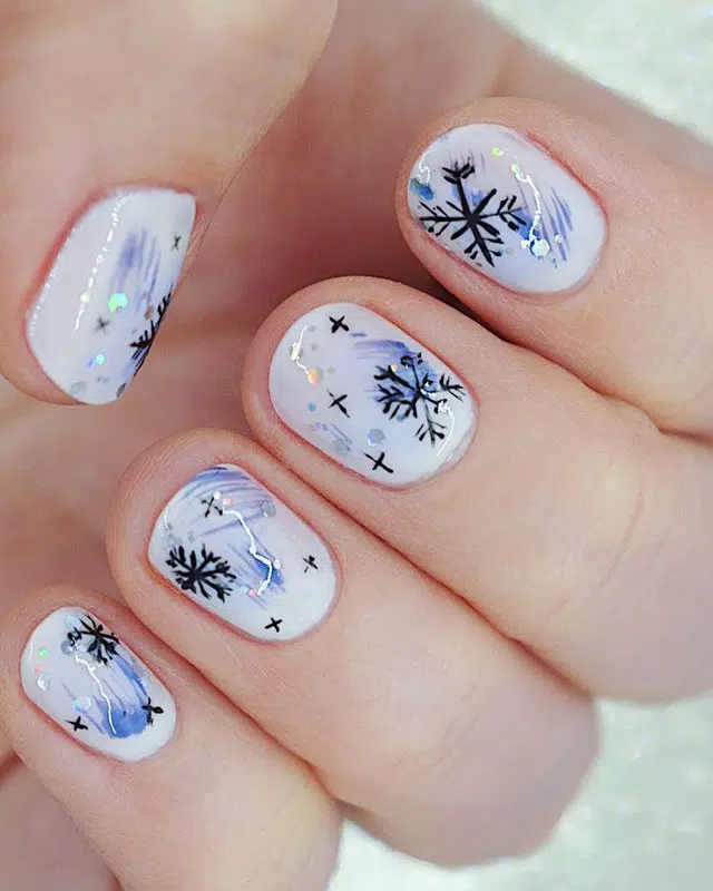 Белый маникюр со снежинками на коротких натуральных ногтях