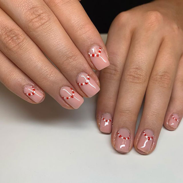Бежевый маникюр с красно-белыми точками на квадратных ногтях