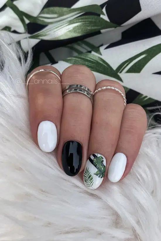 Черно белый маникюр с растительным принтом на овальных ногтях