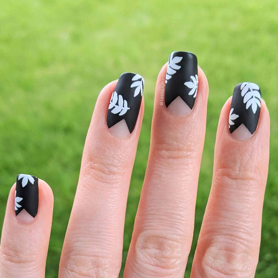 Черный матовый маникюр с белым растительным принтом на натуральных ногтях
