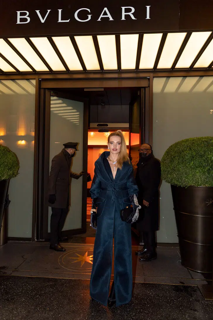Наталья Водянова в длинном пальто с шикарным воротником