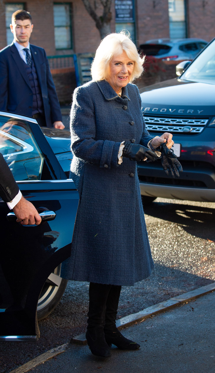 Английская герцогиня Камилла в синем твидовом пальто