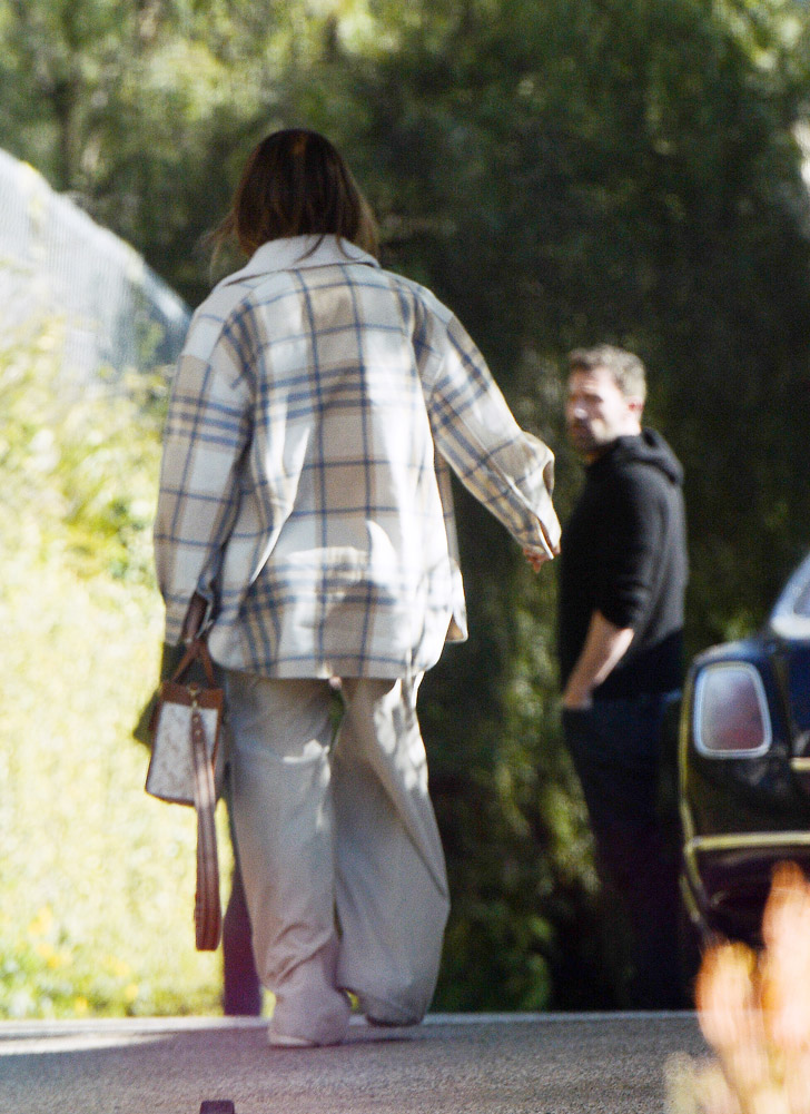 Дженнифер Лопес в клетчатой рубашке и мешковатых брюках