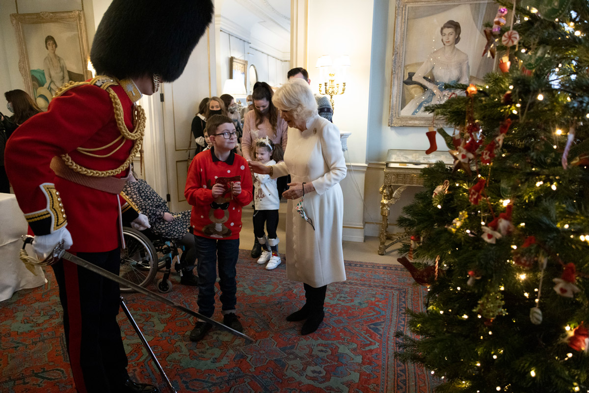 Английская герцогиня в белом платье встречает детей