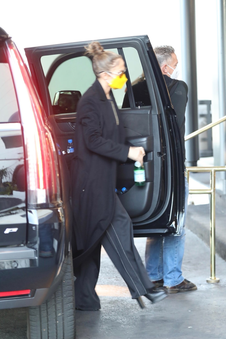 Дженнифер Лопес в черном пальто и широких брюках
