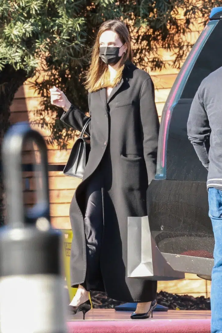 Анджелина Джоли в длинном пальто на рождественском шопинге