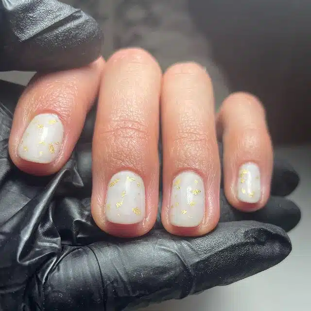 Молочный маникюр с золотой фольгой на коротких натуральных ногтях