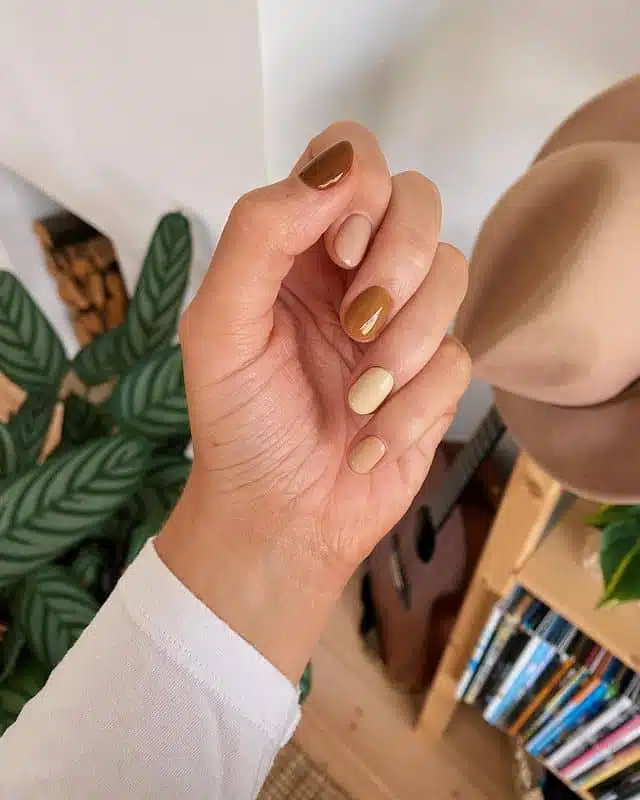 Нейтральный маникюр омбре на коротких натуральных ногтях