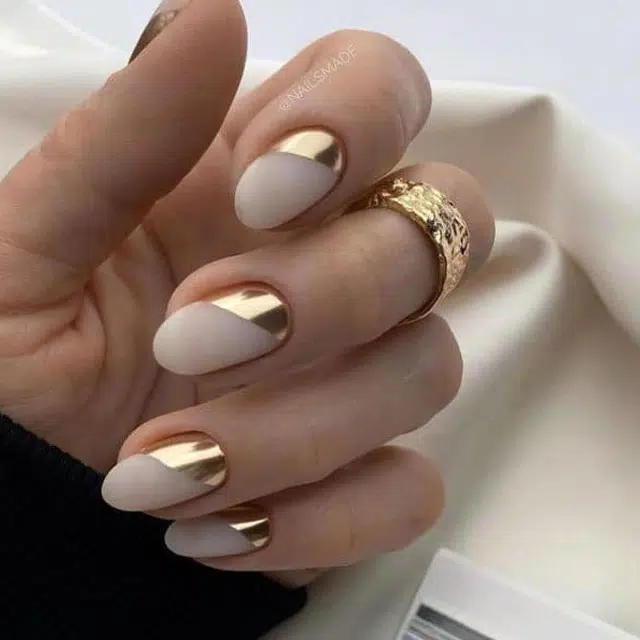 Нейтральный маникюр с золотом на натуральных ногтях средней длины