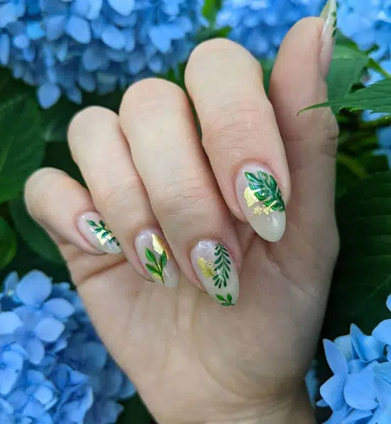 Маникюр с растительным принтом и золотой фольгой на овальных ногтях