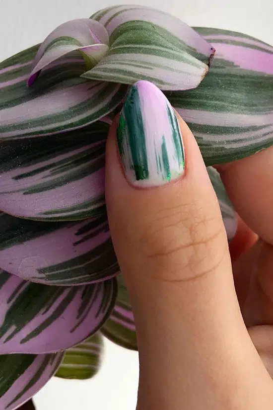 Розово зеленый растительный маникюр на натуральных ногтях