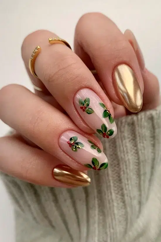 Золотой маникюр с растительным принтом на овальных ногтях средней длины