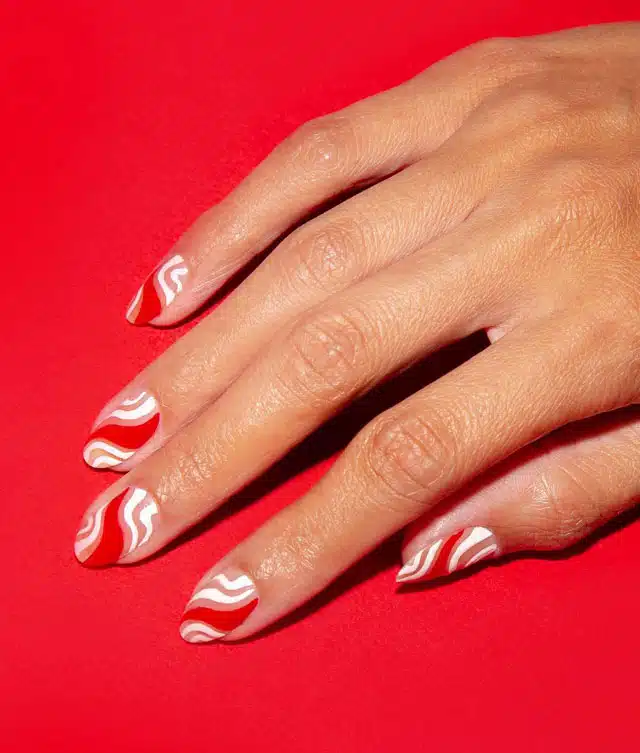 Бело красный маникюр на овальных ногтях средней длины