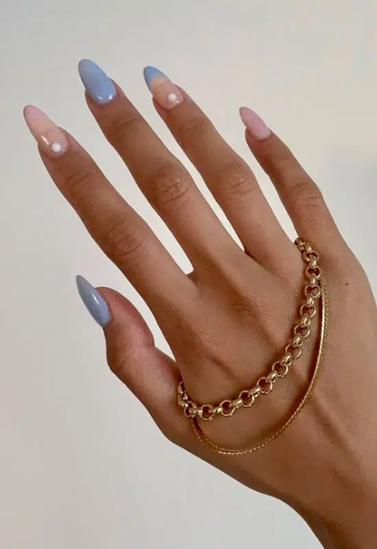голубой маникюр с жемчугом на длинных ногтях