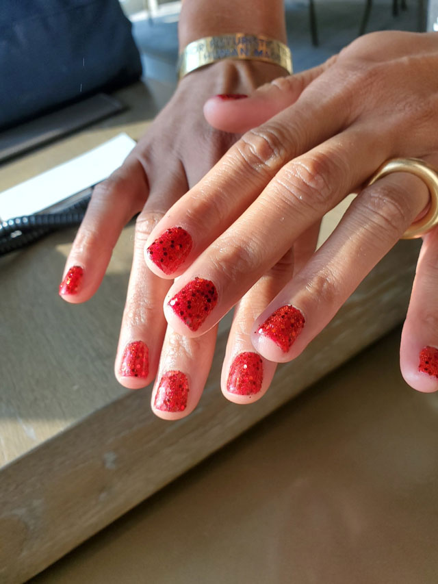 Красный маникюр с блестками на коротких натуральных ногтях