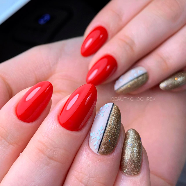 Красный маникюр с золотыми блестками на овальных ногтях