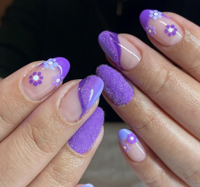 Необычный фиолетовый френч с принтом на овальных ногтях