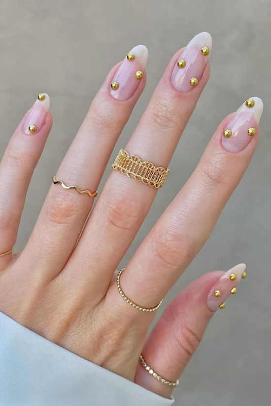 нейтральные ногти с золотым жемчугом