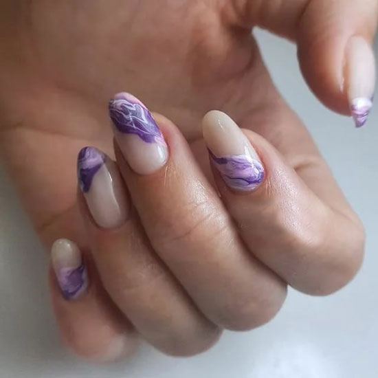 нежный фиолетовый маникюр на овальных ногтях