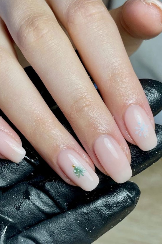 Градиентный маникюр с елкой на ухоженных натуральных ногтях