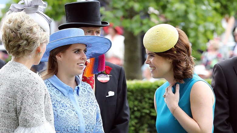 принцесса Беатрис и принцесса Евгения на встрече в милых шляпках
