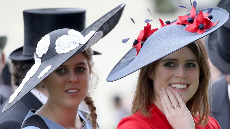 принцесса Беатрис и принцесса Евгения в шляпах с широкими полями