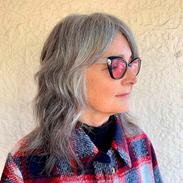 Прическа с длинными лохматыми волосами для 60-летних