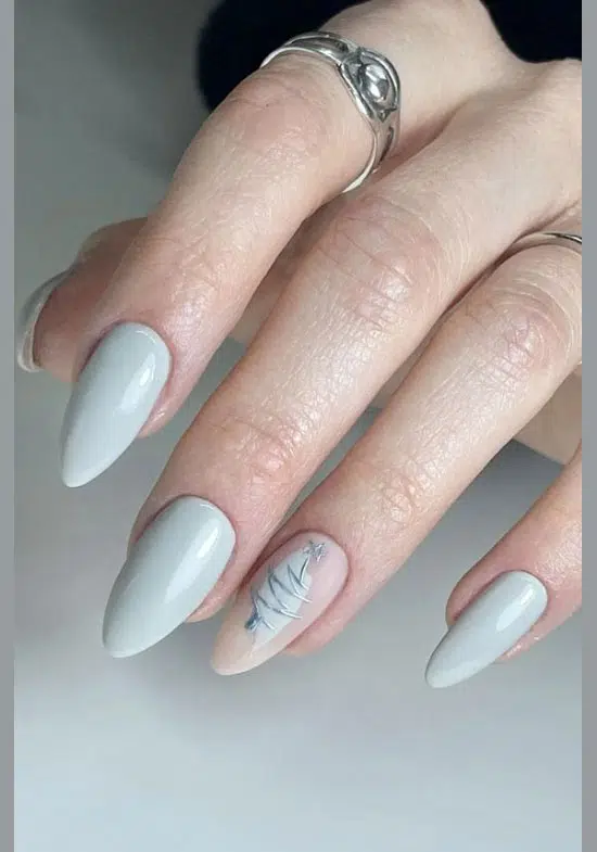 Серый ледяной маникюр с серебристым принтом на острых ухоженных ногтях