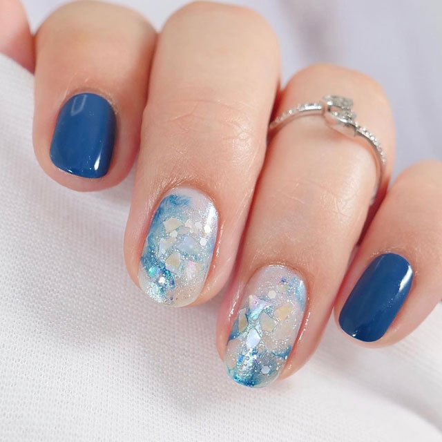 Синий ледяной маникюр с блестками на натуральных ногтях