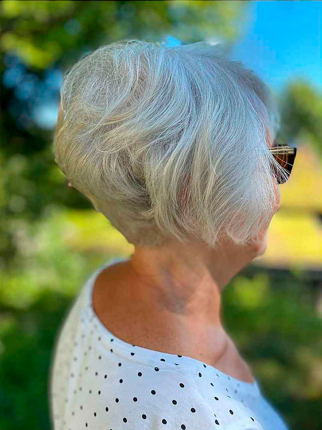 Короткая стрижка с объемным затылком для женщин в возрасте