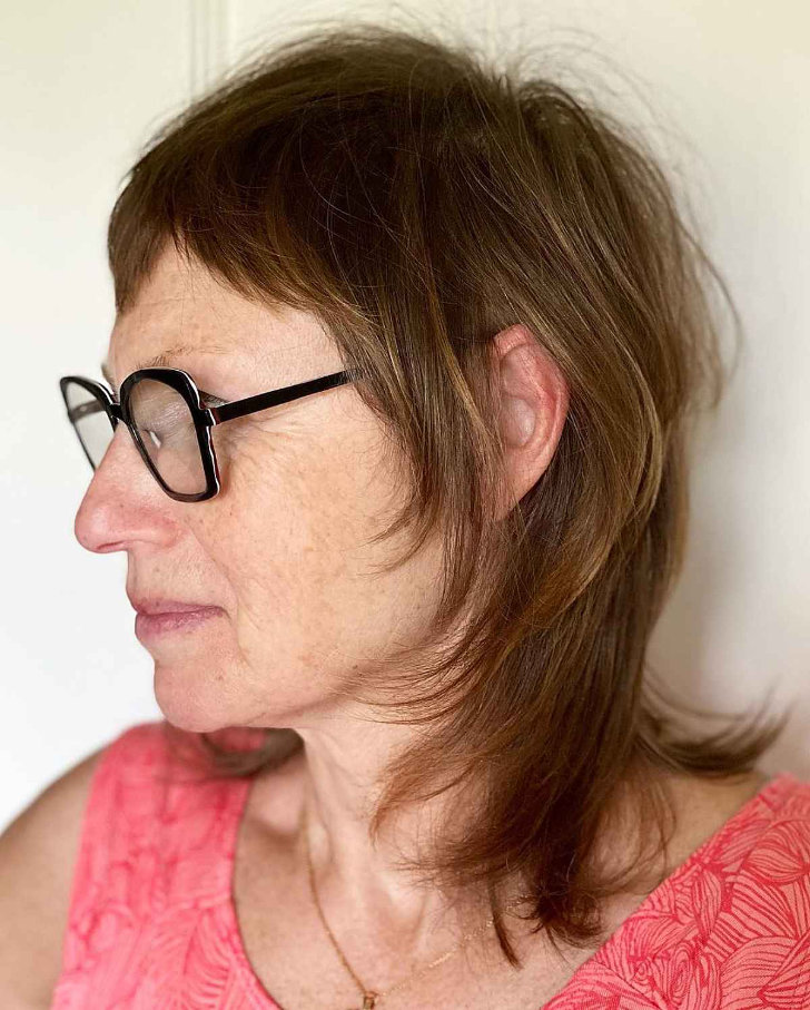 Стрижка средней длины с редкими волосами для женщин за 60