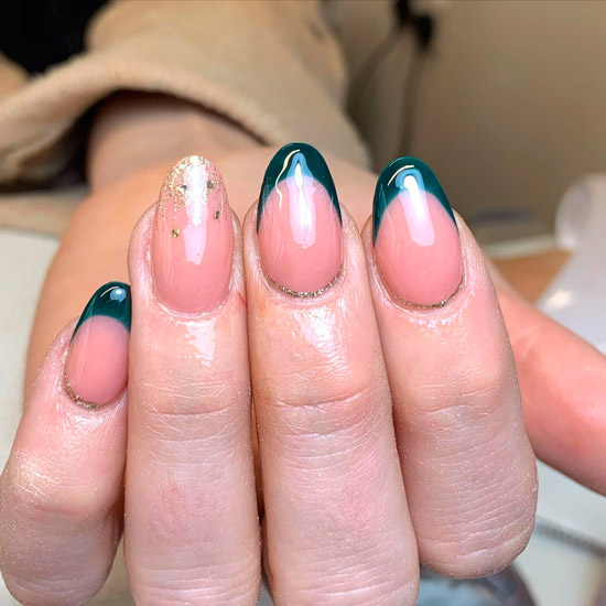 Зеленый френч с золотыми блестками на овальных ногтях