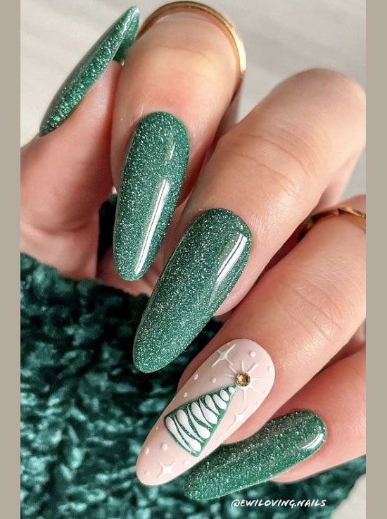 Зеленый маникюр с блестками и елочкой на длинных овальных ногтях
