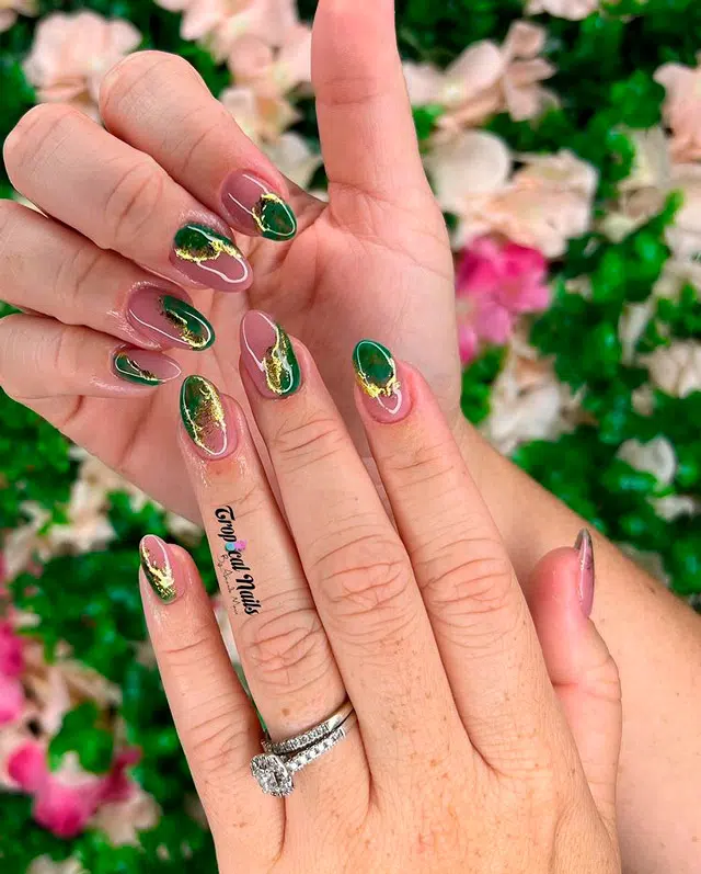 Зеленый маникюр с золотой фольгой на овальных ухоженных ногтях