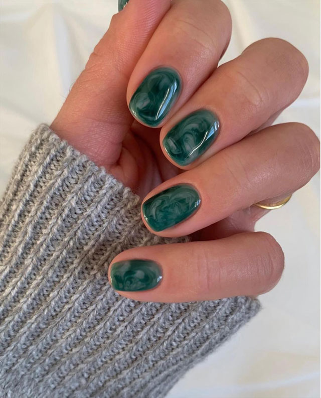 Зеленый мраморный маникюр на коротких квадратных ногтях