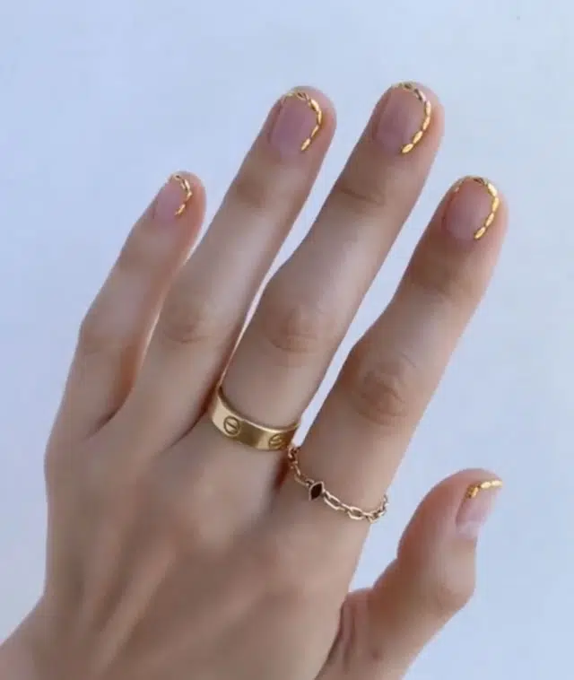 Золотой френч на коротких натуральных ногтях