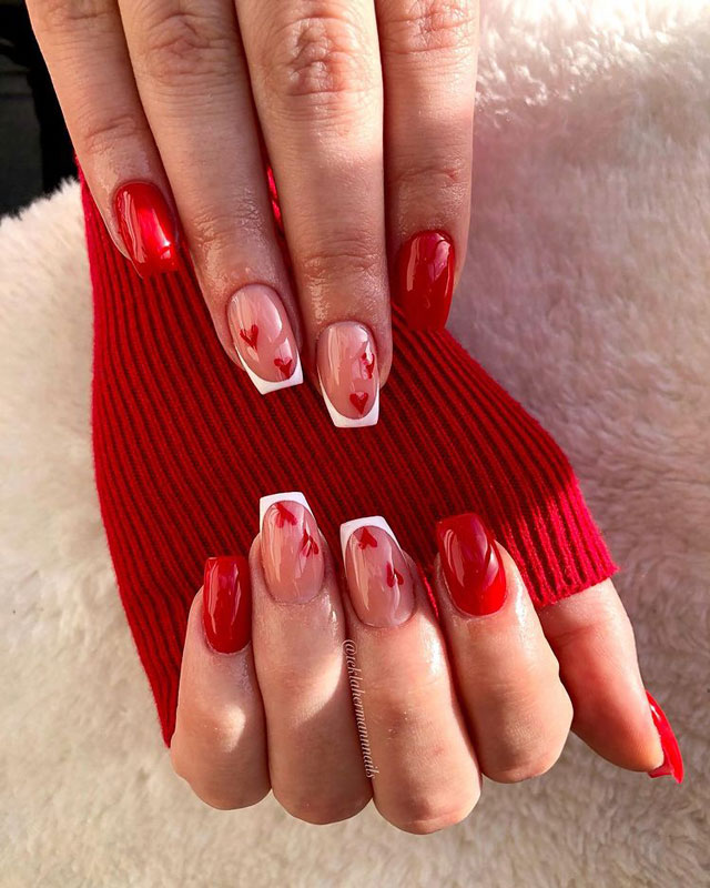 Бело-красный маникюр с сердцами на квадратных ногтях