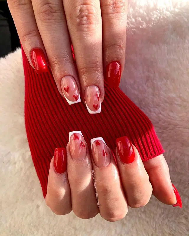 Бело-красный маникюр с сердцами на квадратных ногтях