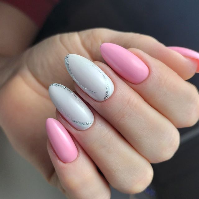 Бело розовый маникюр на ухоженных ногтях с блестками