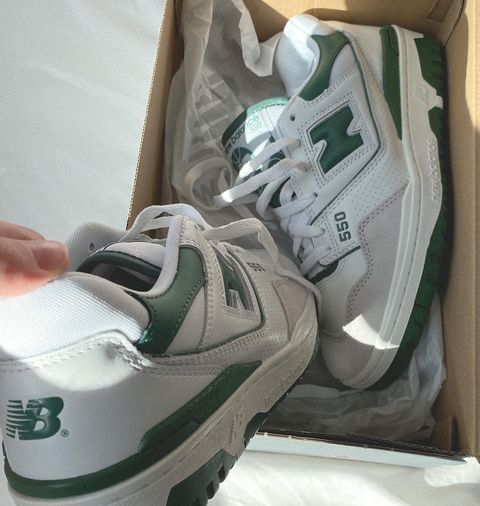 Белые кроссовки с зелеными вставками