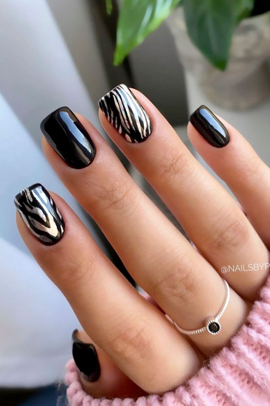 Черный маникюр с принтом зебры на квадратных ногтях средней длины