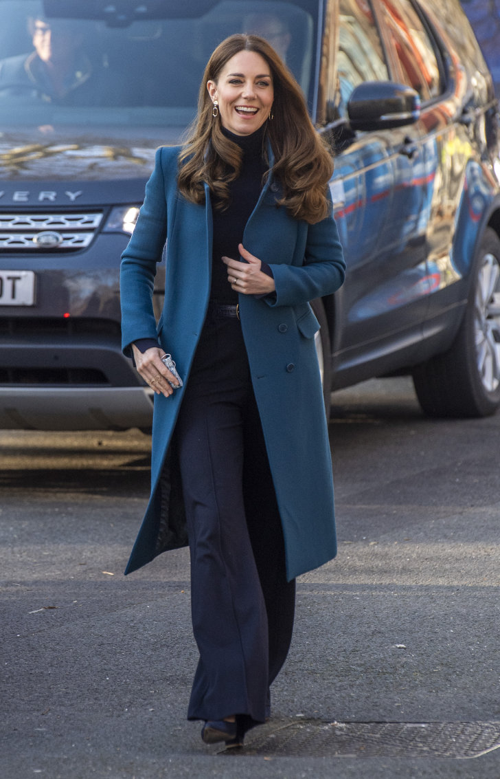 Кейт Миддлтон в синем пальто и очень дешевых серьгах