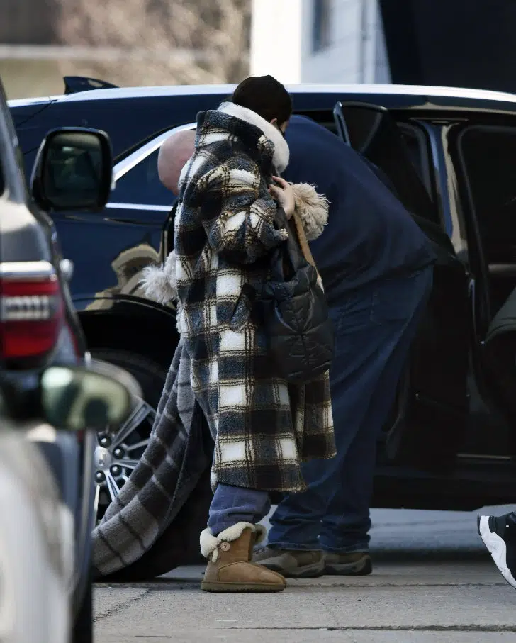 Селена Гомес в клетчатом пальто и своей милой собачкой