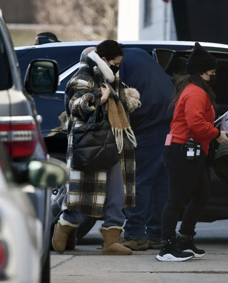 Селена Гомес в спортивных штанах, уггах и уютном пальто