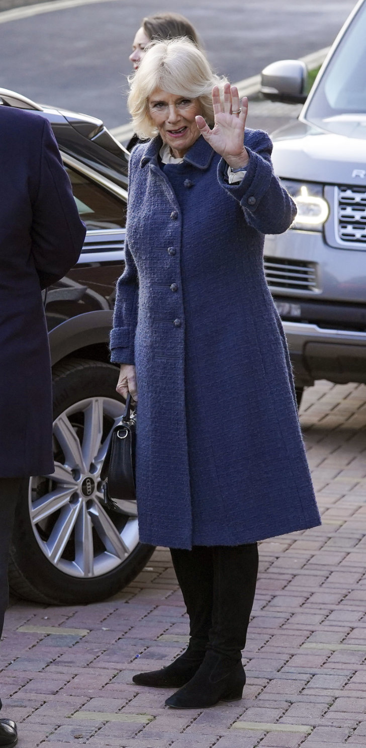 Герцогиня Камилла в твидовом пальто и старых сапогах